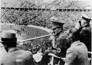 Il Fuhrer osserva le gare