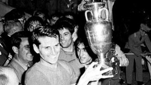 Facchetti mostra la coppa d'Europa del 1968